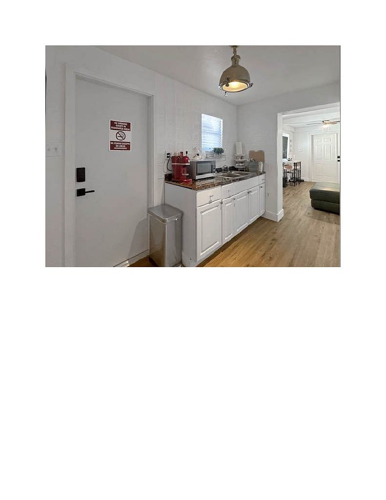 Wet bar/kitchenette area