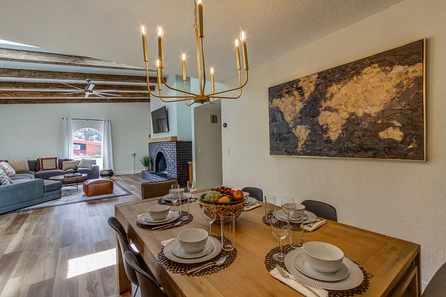 Dining Room that seats 6 people