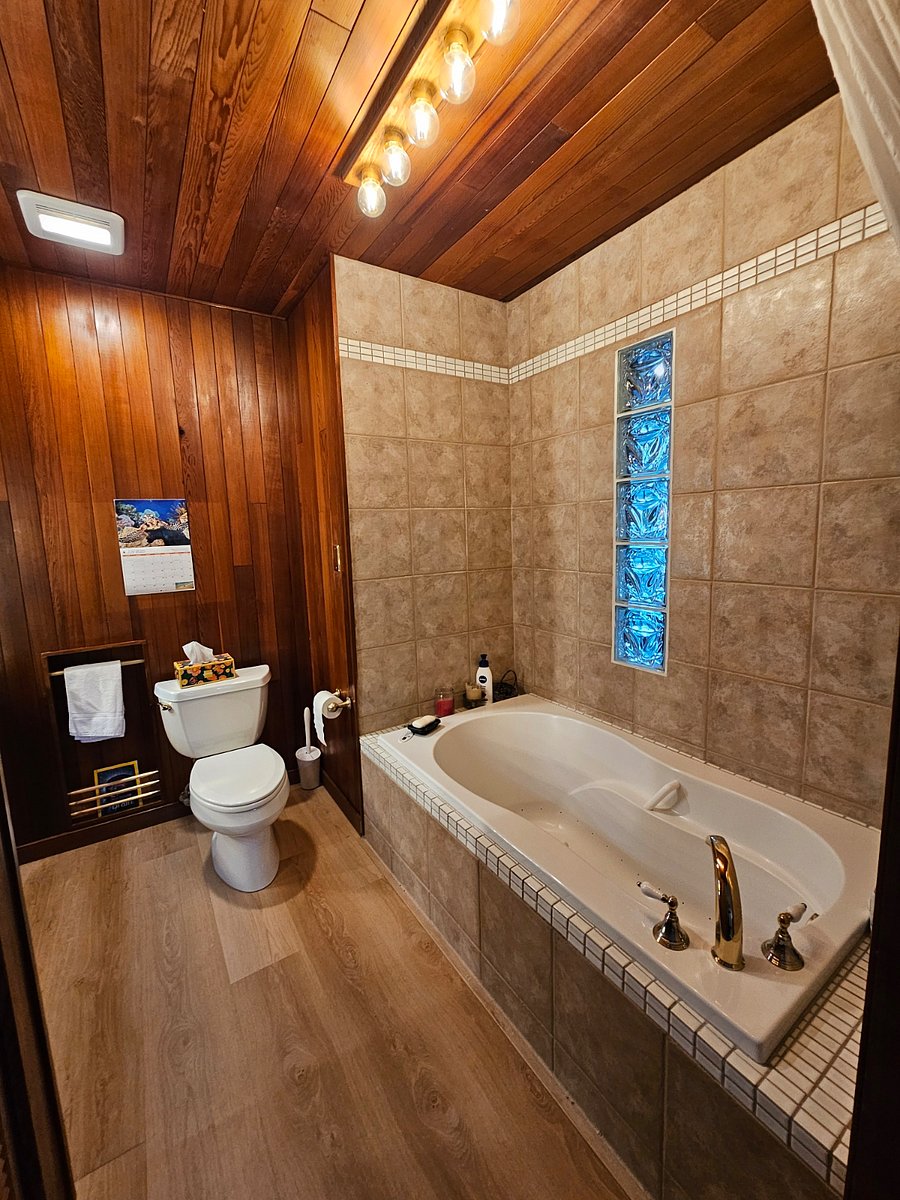 Jacuzzi in bathroom in second bedroom