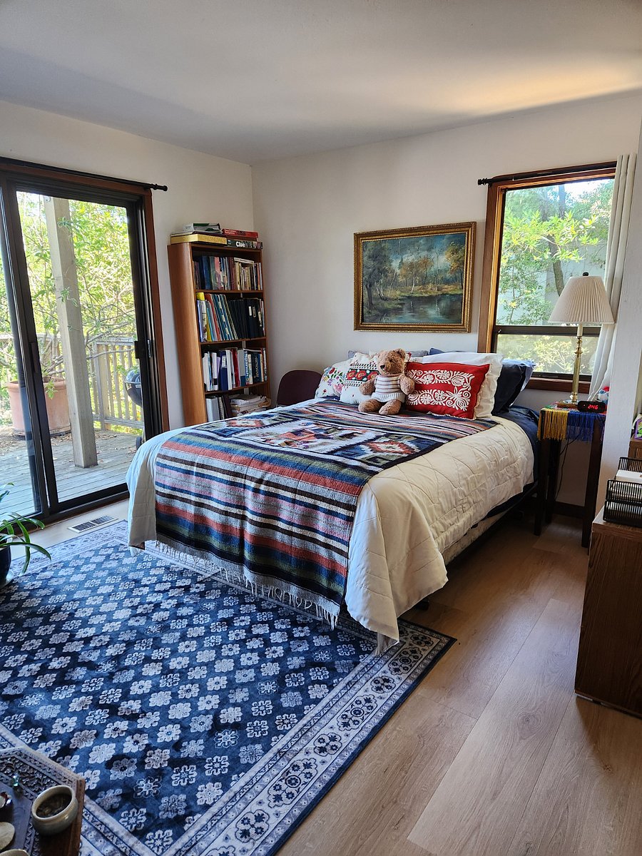 Second Bedroom w Queen Size Bed