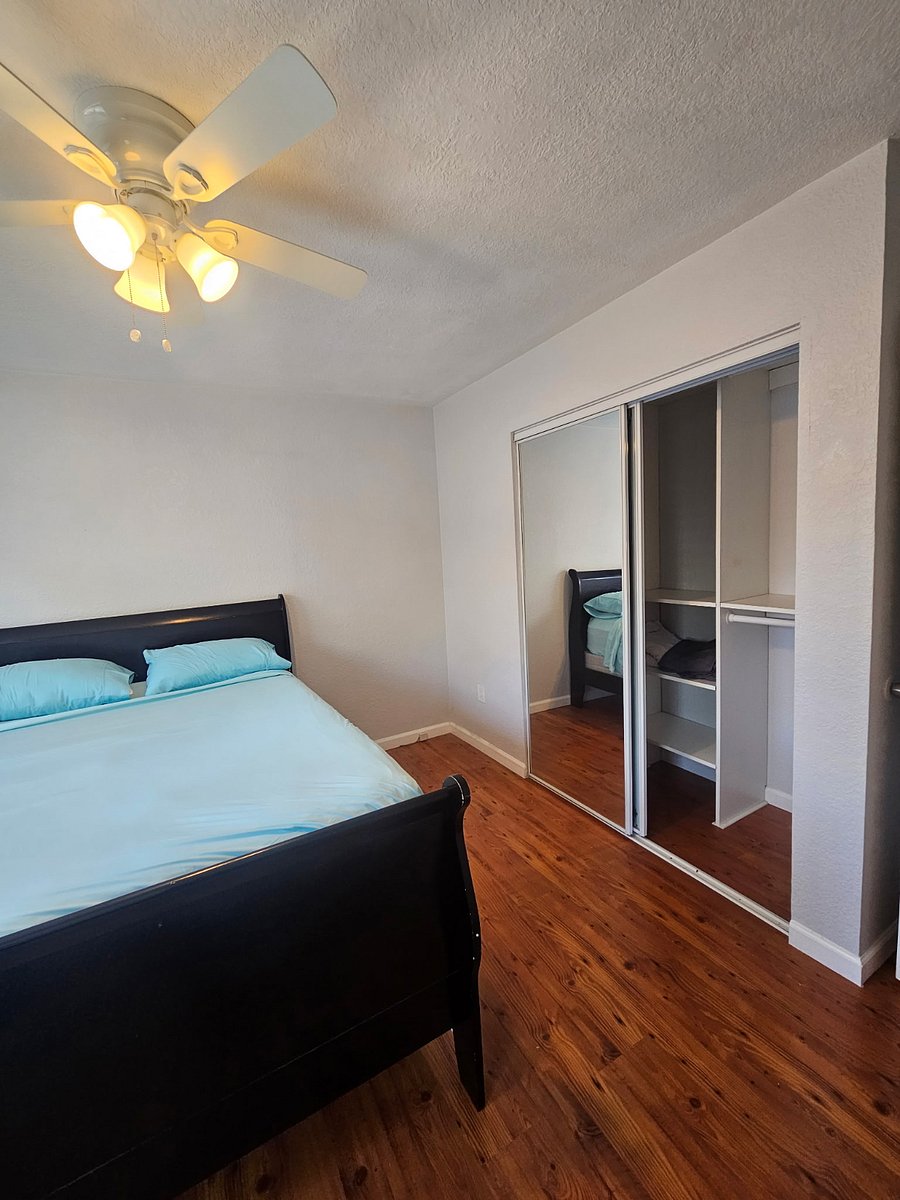 Bedroom 1 - queen bed