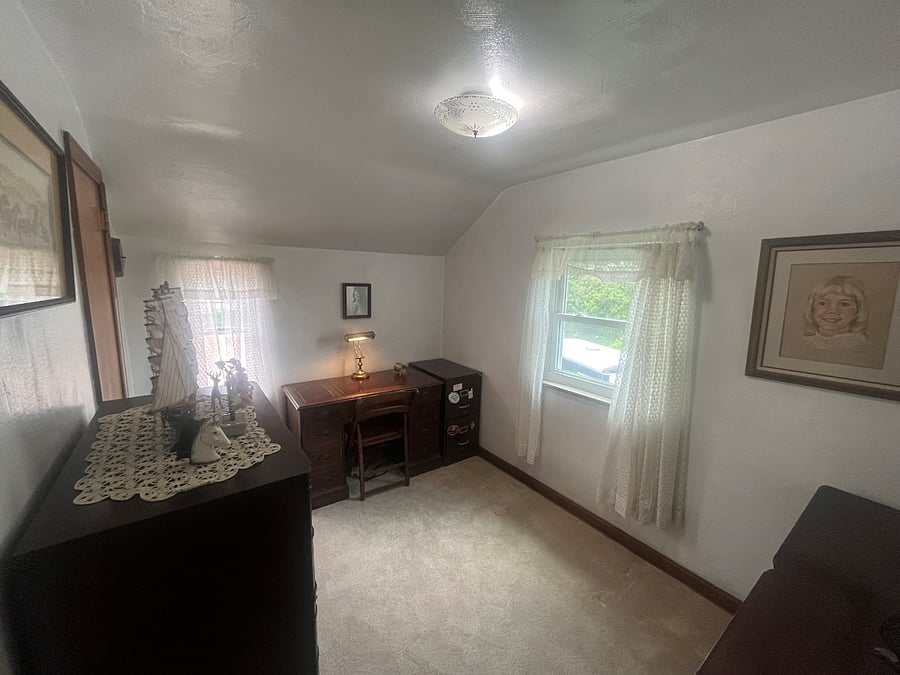 Office or spare bedroom if you would like to move the desk into the Master bedroom 