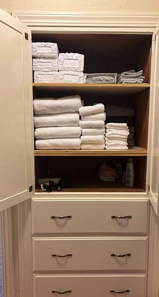 Towels/linen closet w/extra drawers