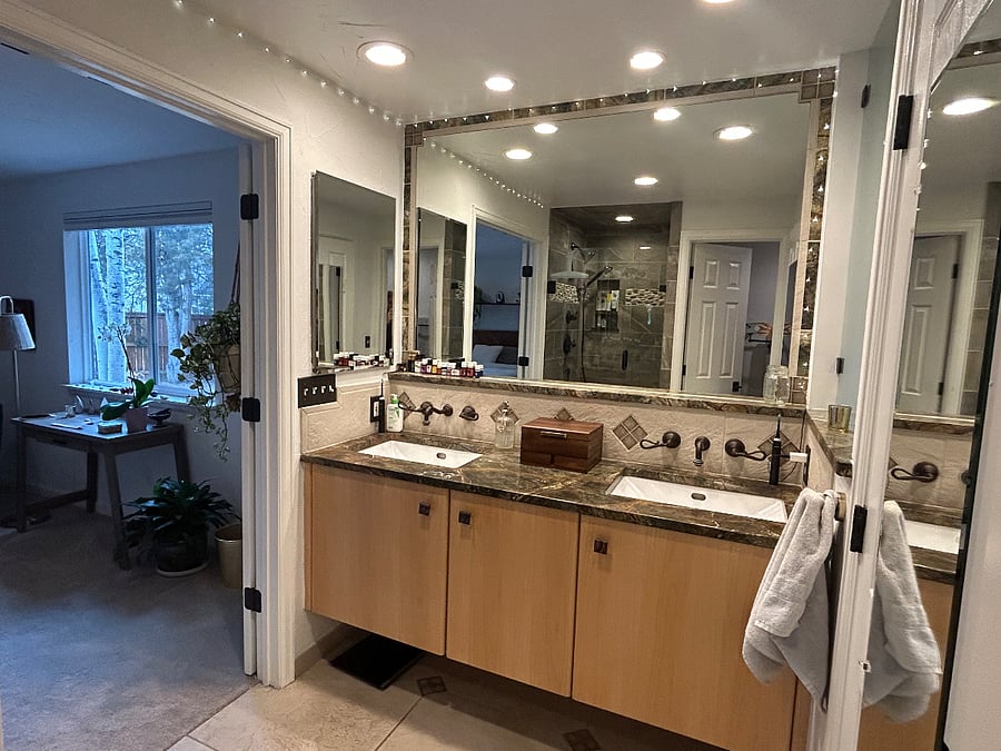Double sinks in ensuite bathroom