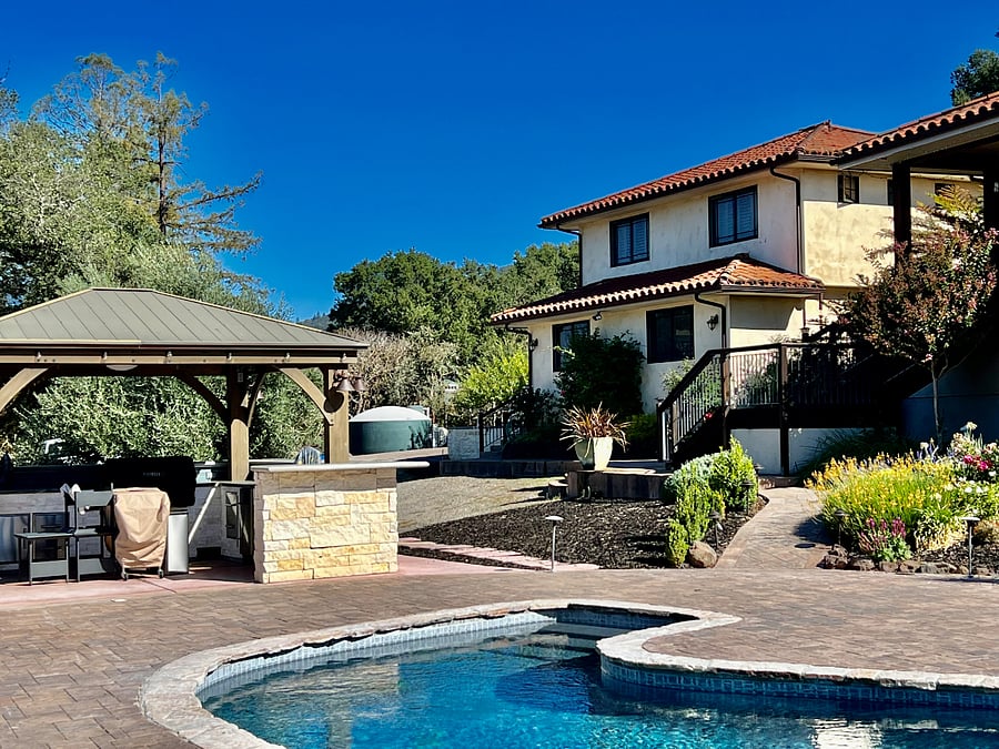 full use of outdoor kitchen. 