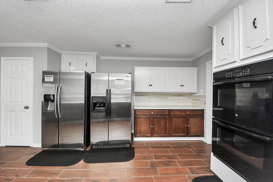 Kitchen 2 refrigerators, 2 ovens