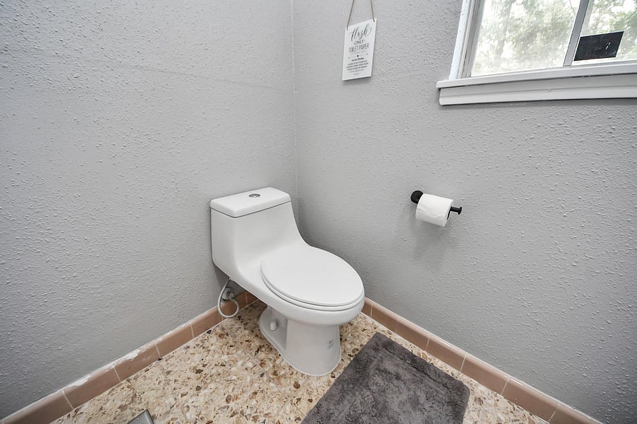 Bathroom 1 toilet