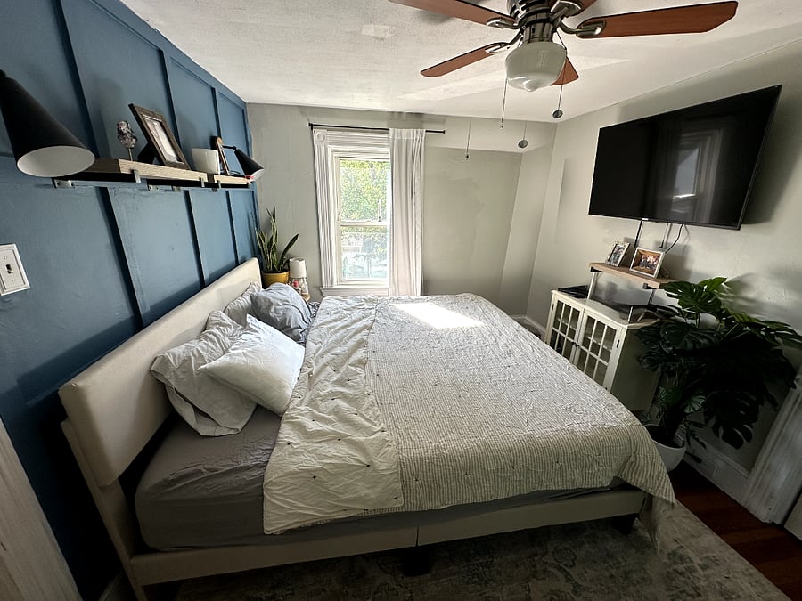 Main suite bed and TV
