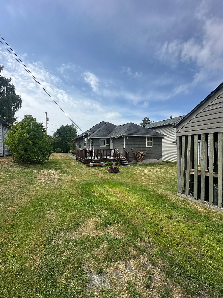 Back yard. Available for 2 vehicles to park.