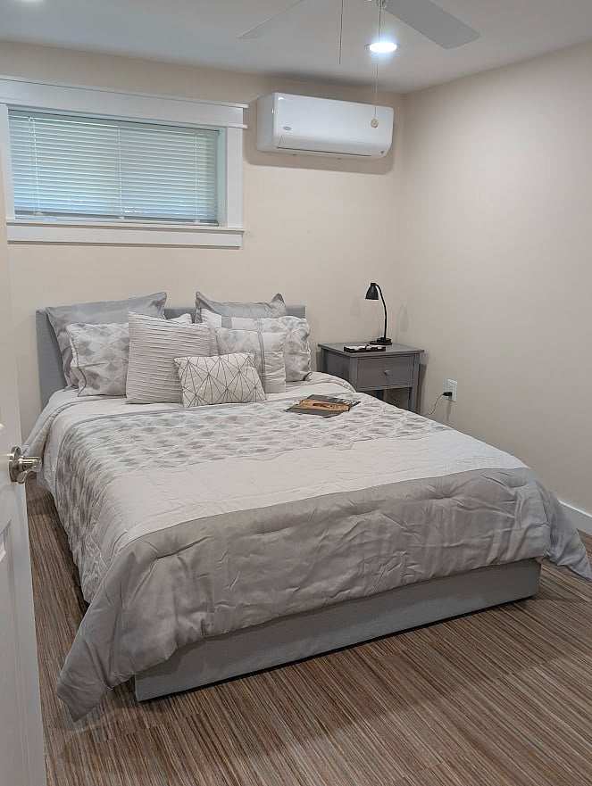 Queen bed, spacious bedroom