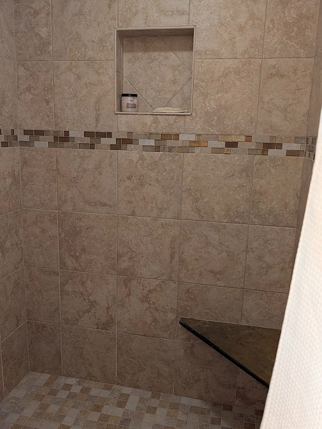 Large walk-in shower w/seat