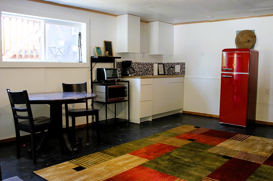 Kitchenette and dining area