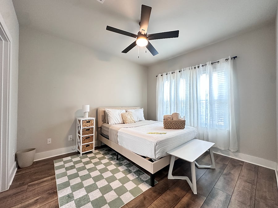 Unit A - 1st Floor - Bedroom 1, Queen size bed with walk in closet 