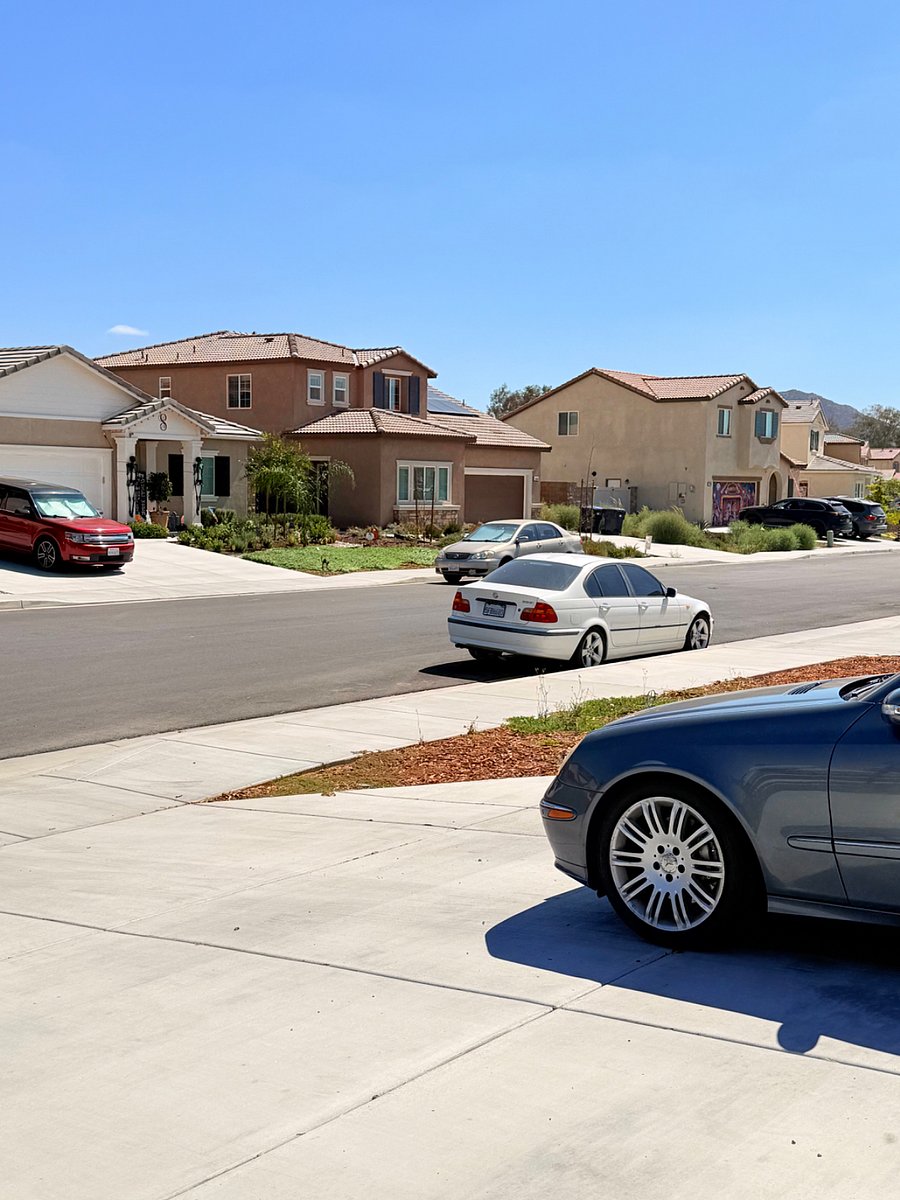 Parking behind this white BMW ok