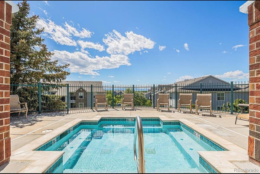 Access to a pool, hot tub, barbecues and mountain views.