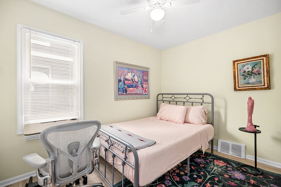 Cozy full bed with small office space.