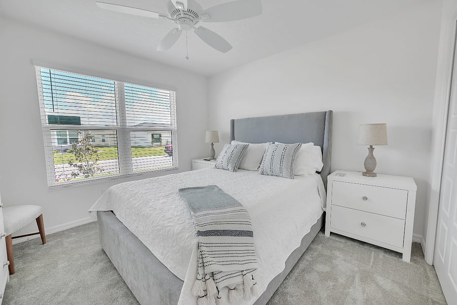Queen bedroom that has the en-suite bathroom