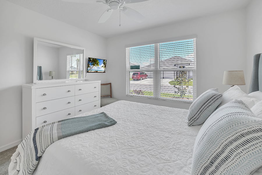 Queen bedroom with chest of drawers
