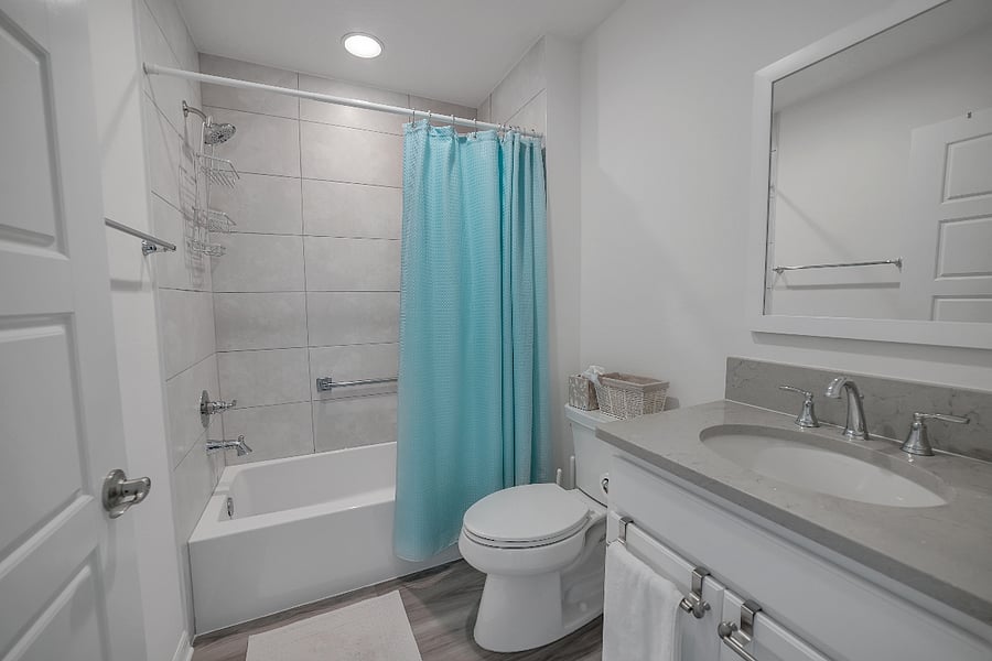 Queen bathroom