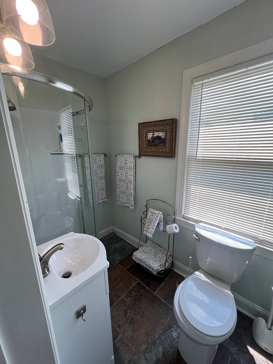 Full bath first level