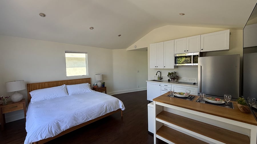 King sized bed with long-staple cotton percale linens