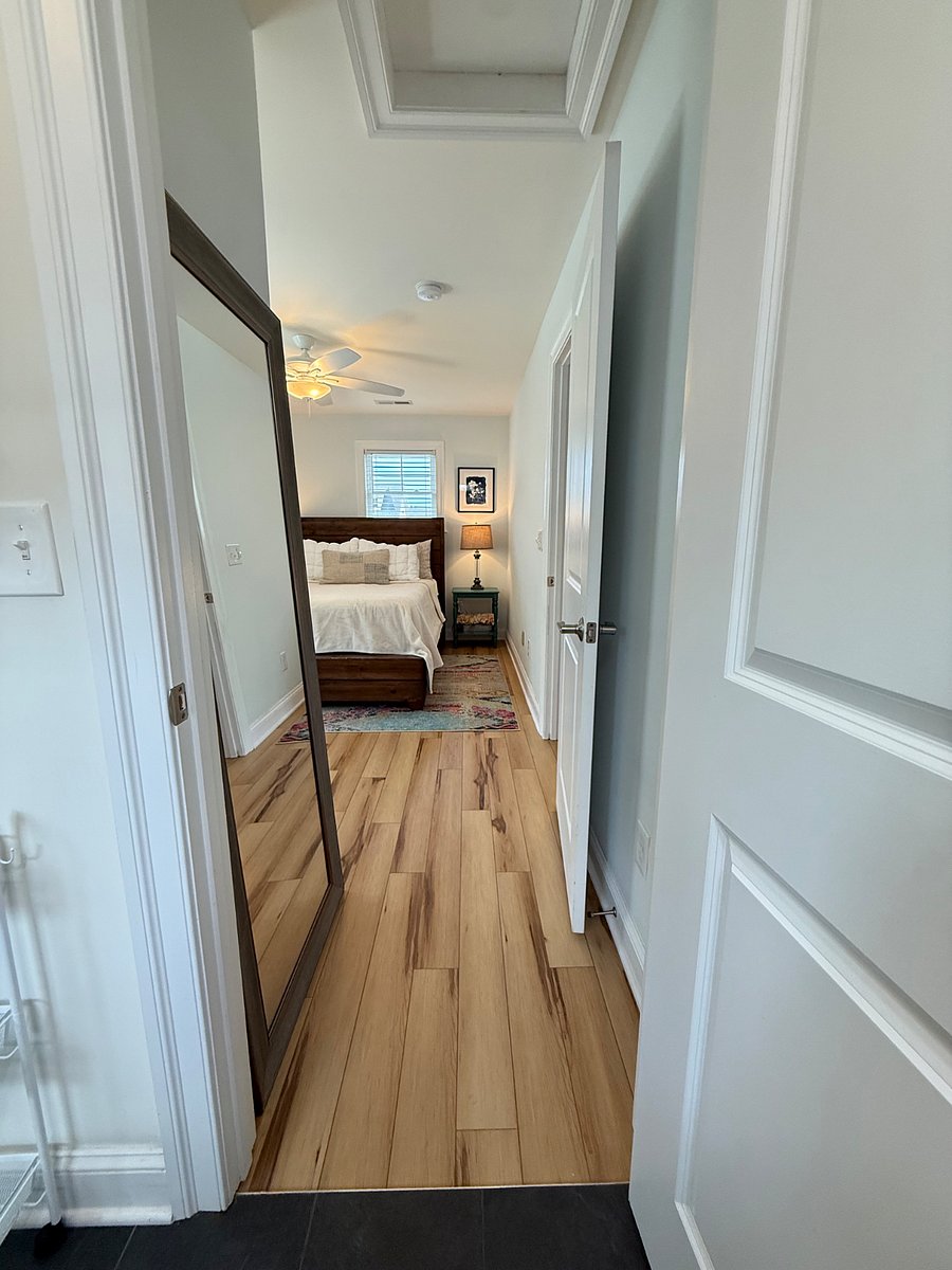 Looking into Queen BR from En-suite.