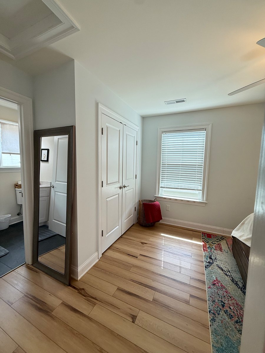 Queen BR, floor mirror & closet.