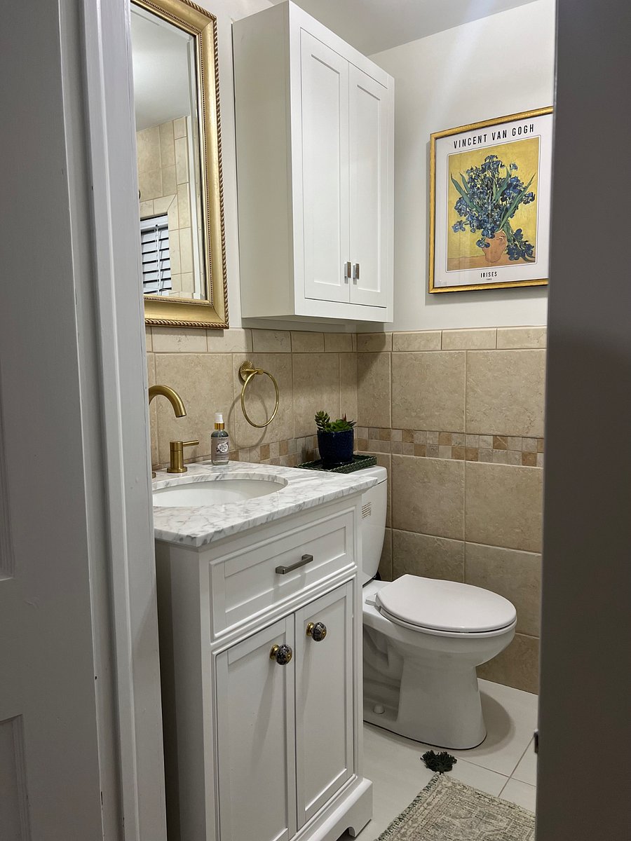 Full bath in between bedrooms