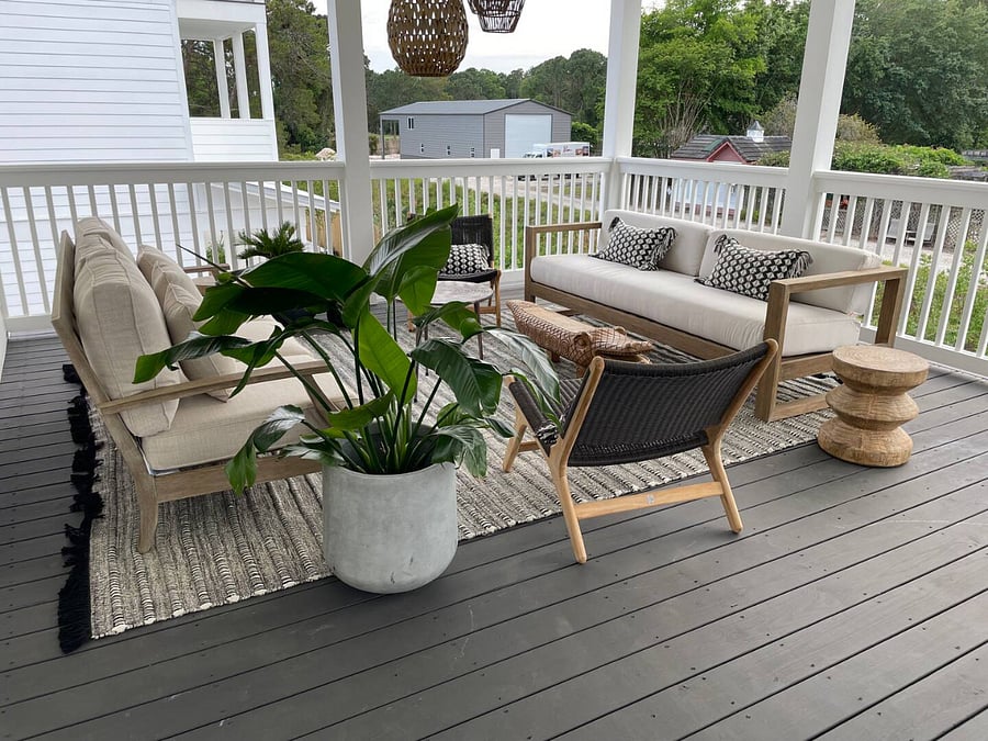 Peaceful Second Floor Back Deck w/High End Furniture