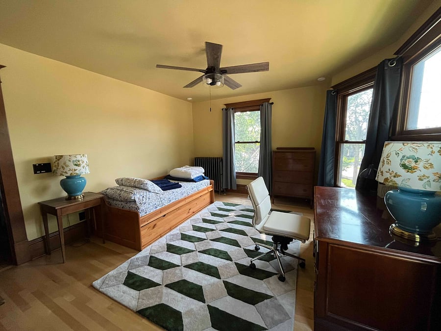 Master bedroom. Twin trundle bed (for 1-2 people).