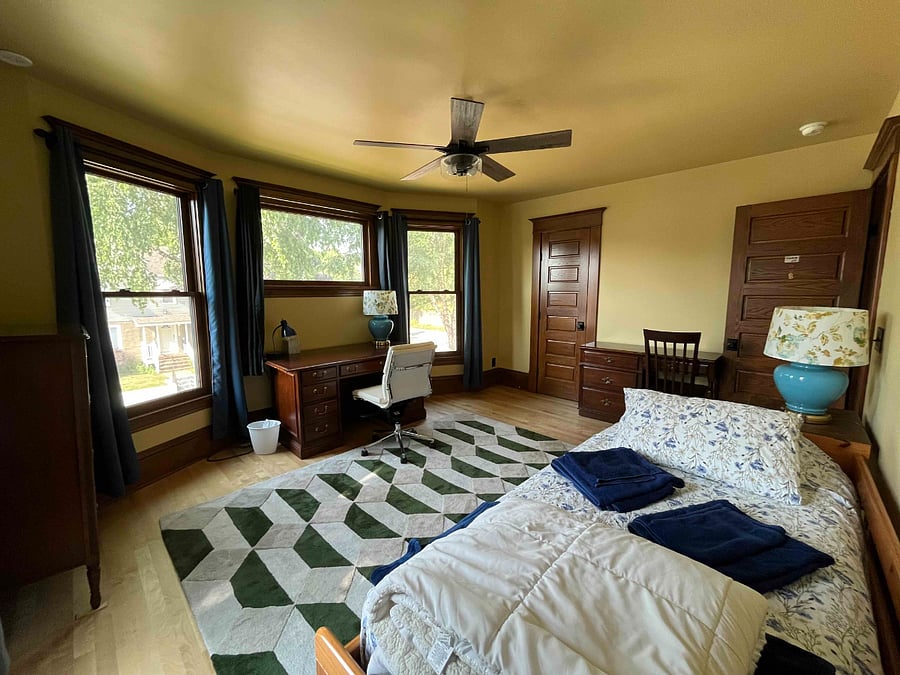 Master bedroom, twin trundle bed (for 1-2 people).
