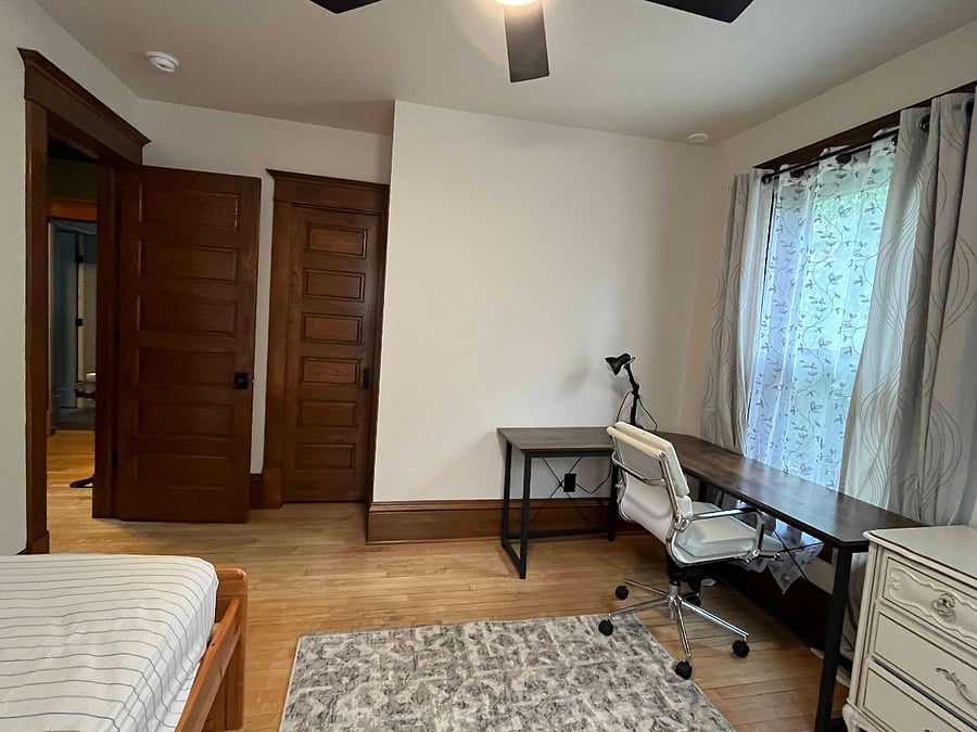 NE bedroom, twin bed.