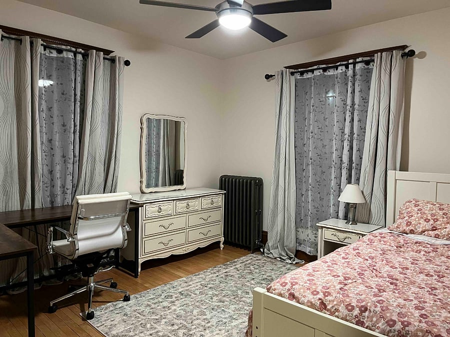 NE bedroom, twin bed.