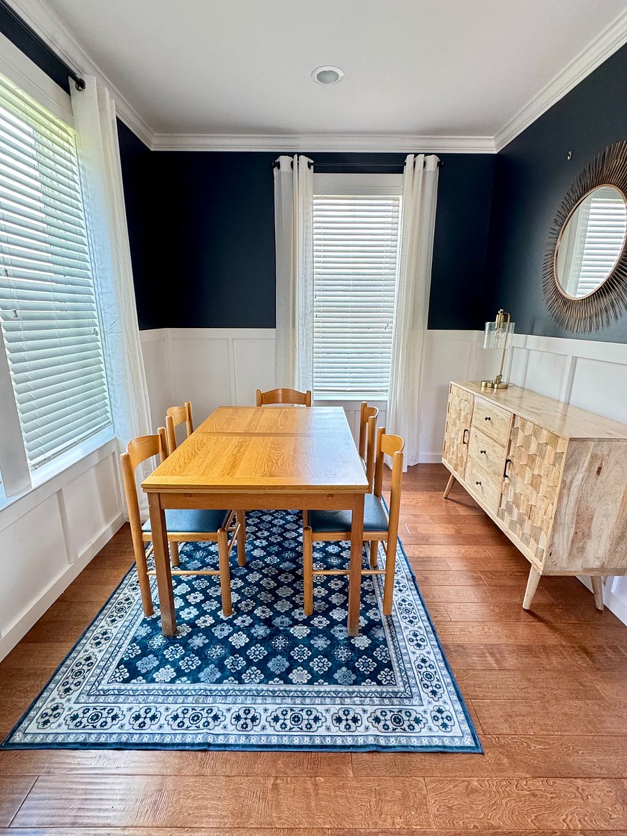 Dining room. Extendable dining table. Buffet with storage. 