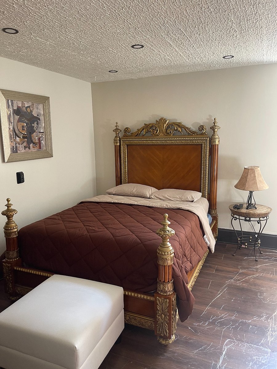 QUEEN BED