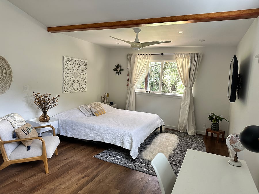 Smart TV. King size bed. 