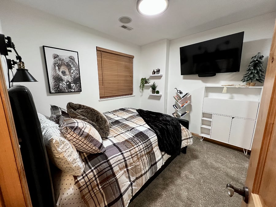 Queen Bed | Reading Lamps | Books | 50" Smart TV | Pull Down Desk/Workstation