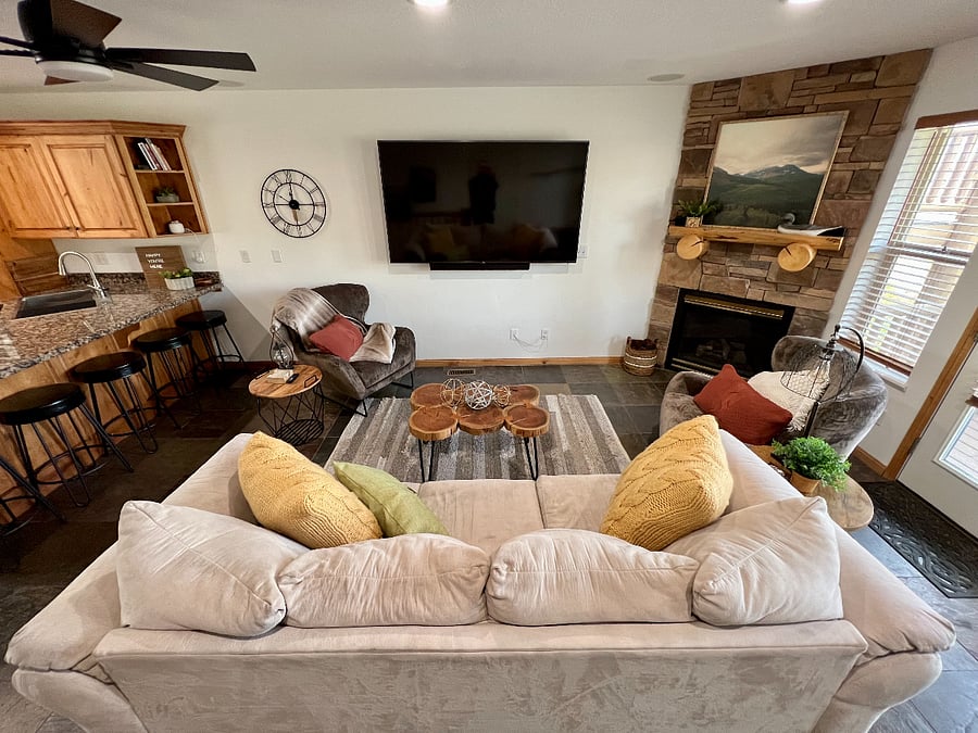Living Room | Gas Fireplace | Free WiFi | TV