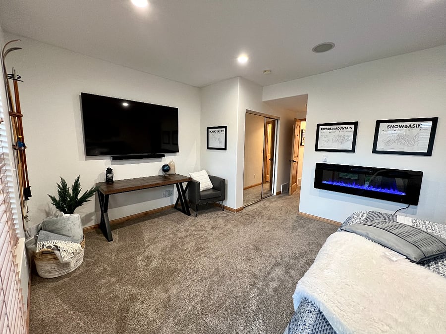 Cal King Master Suite | 70" Smart TV | Work Area | Electric Fireplace | Closet