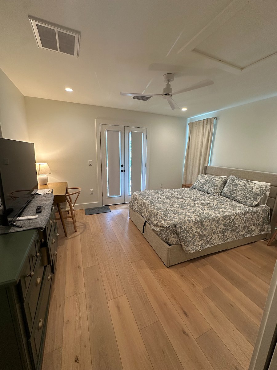 Primary Bedroom - King bed & private balcony 