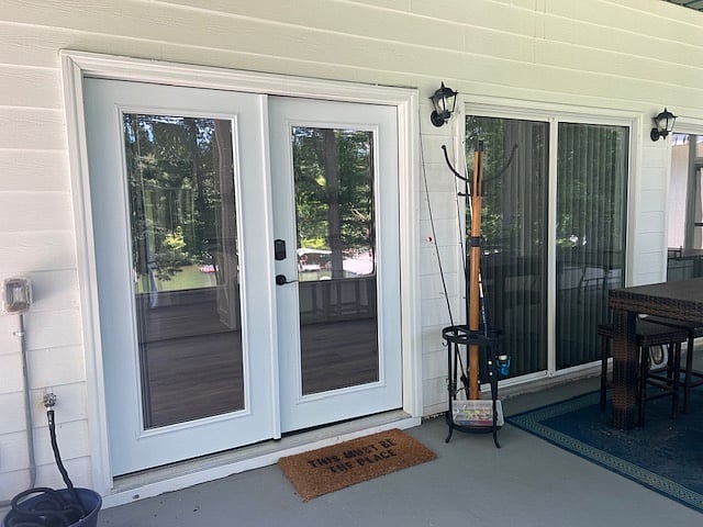 Private entrance through screened porch w/ Smartlock