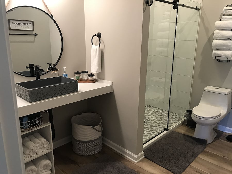 Spacious Bathroom with Linens
