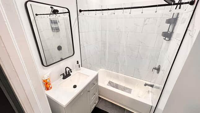 Upstairs Full Bathroom 