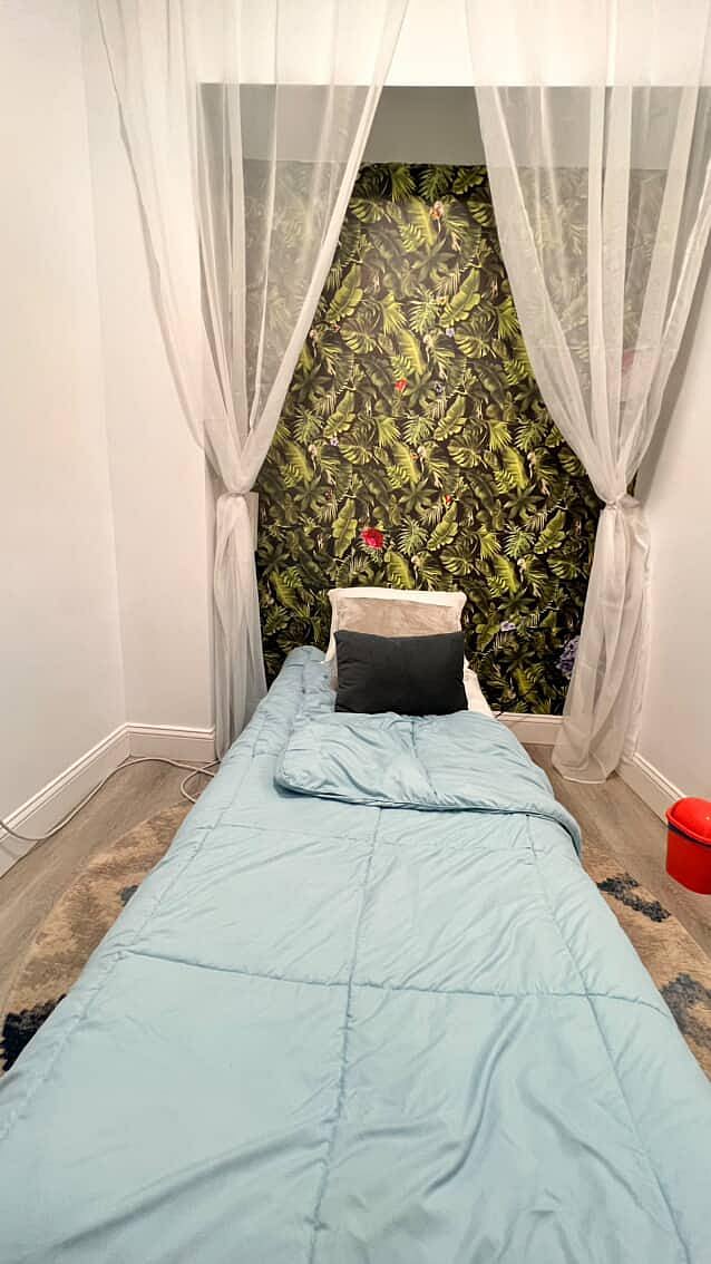 Single Bedroom/Chill Room
This room has a convertible chair/cot