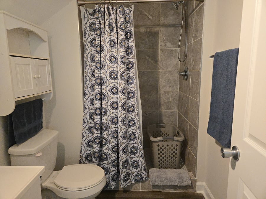 Three piece bath, nicely updated