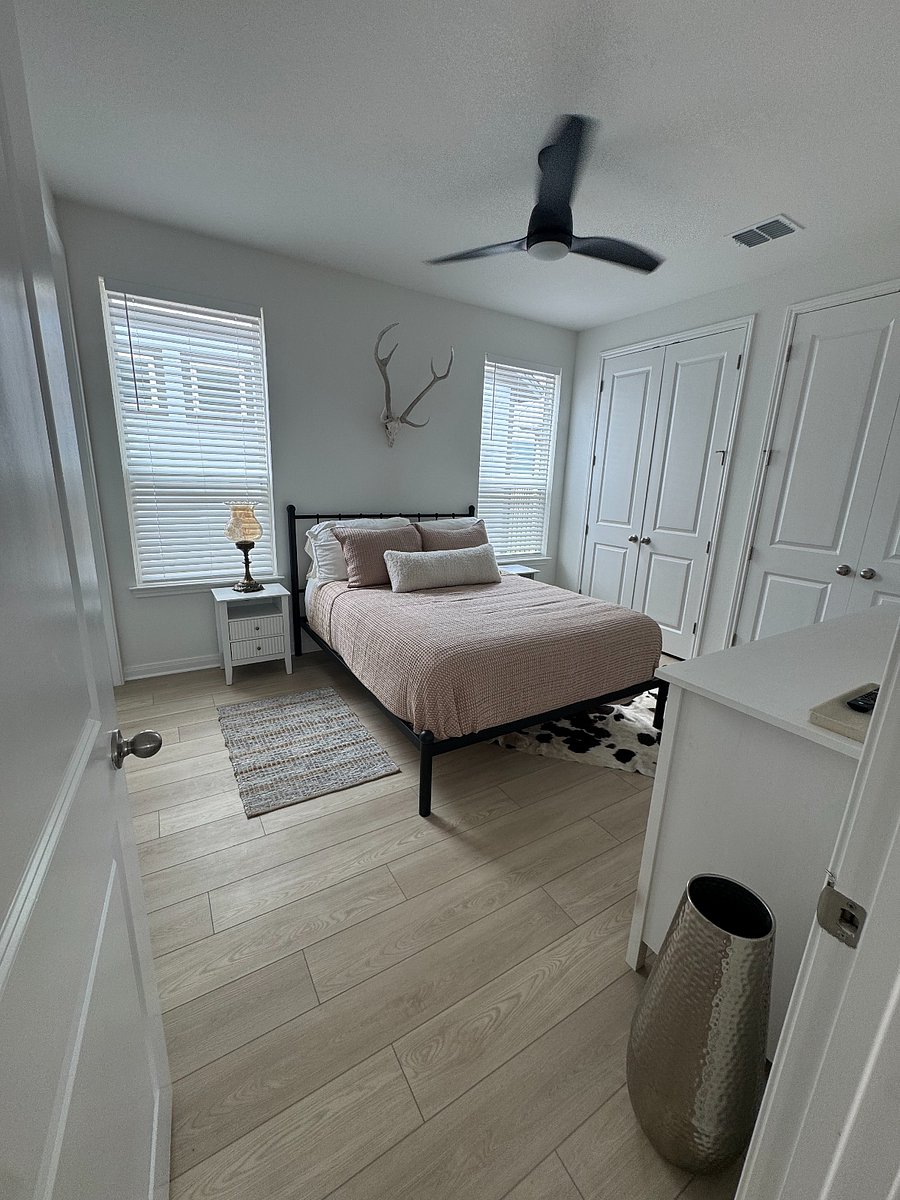 Primary bedroom (Queen bed)