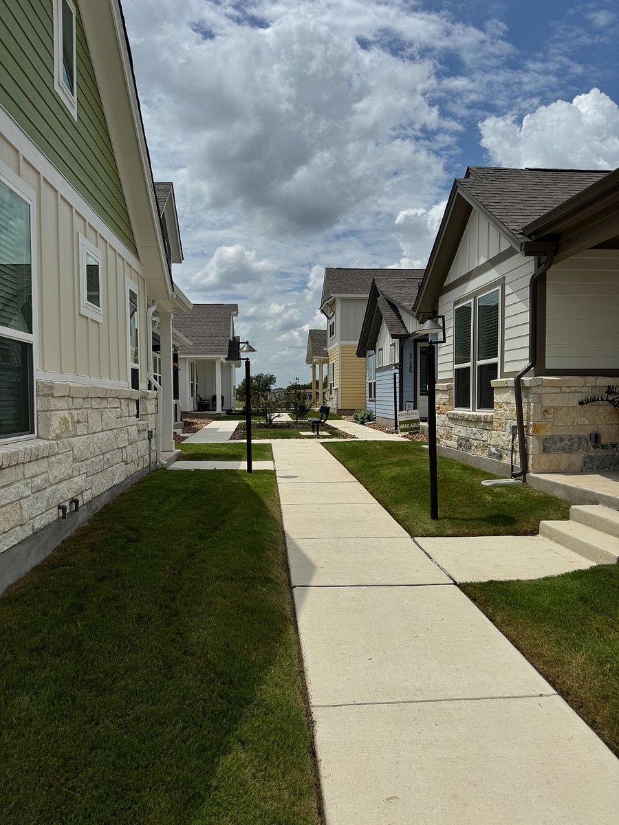 Courtyard/Front Yard/Entrance