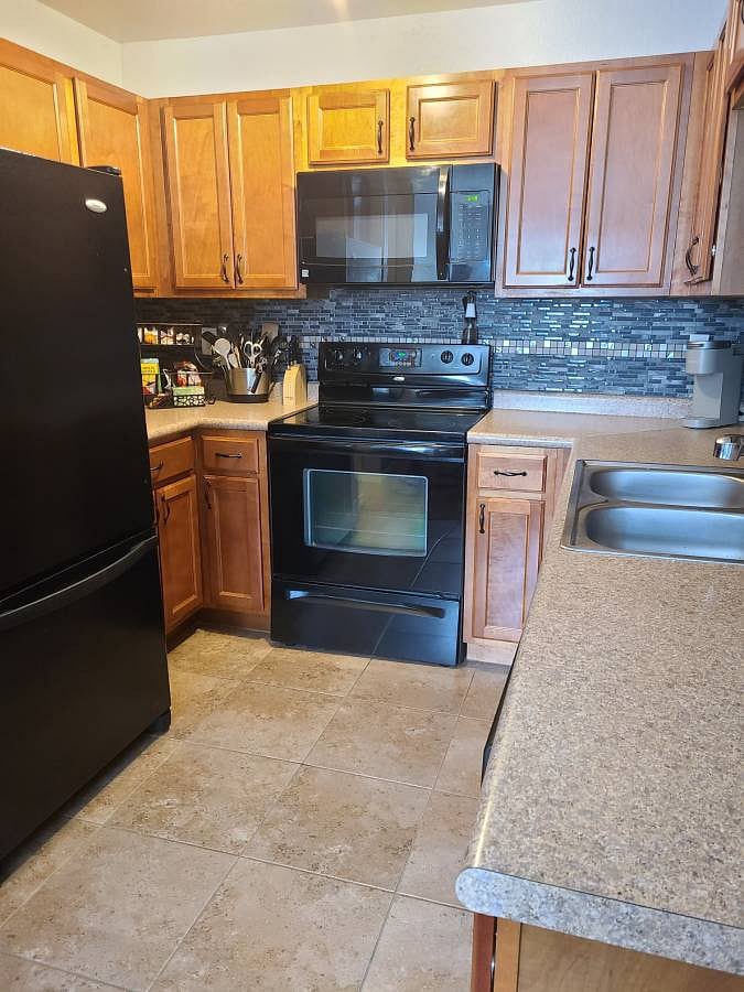 Fully stocked shared eat in kitchen. (Personal mini fridge & coffee maker available too).