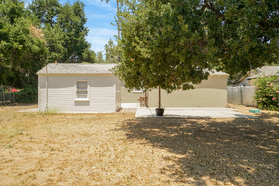 Detached shed with 1/2 bathroom
