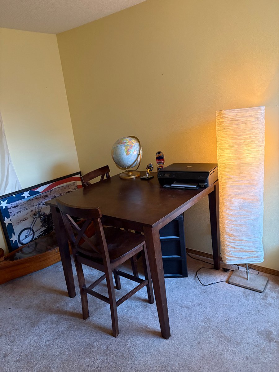 Extra bedroom upstairs..Desk and printer 